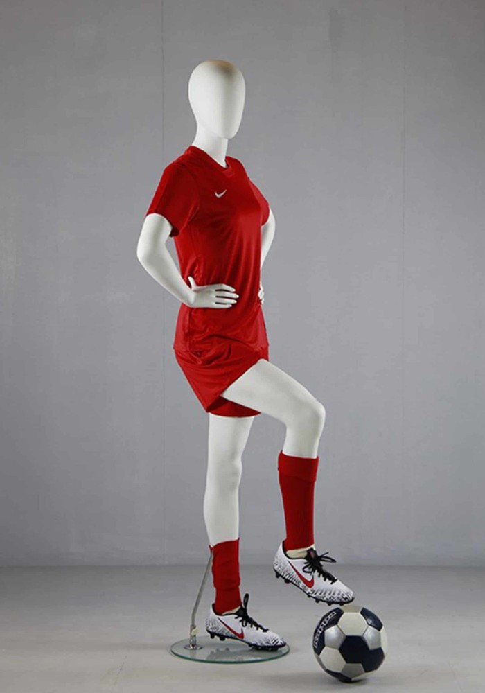 manichino sportivo donna calcio vestita scaled