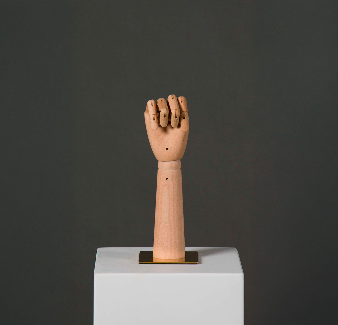 mano legno espositore vetrine gioielli anelli borse donna 02 H