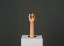 mano legno espositore vetrine gioielli anelli borse donna 02 H