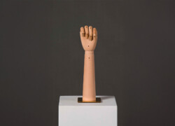mano legno espositore vetrine gioielli anelli borse donna 03 H
