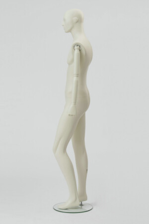 manichino uomo Essence semistilizzato braccia legno verniciate panna opaco 02 lato