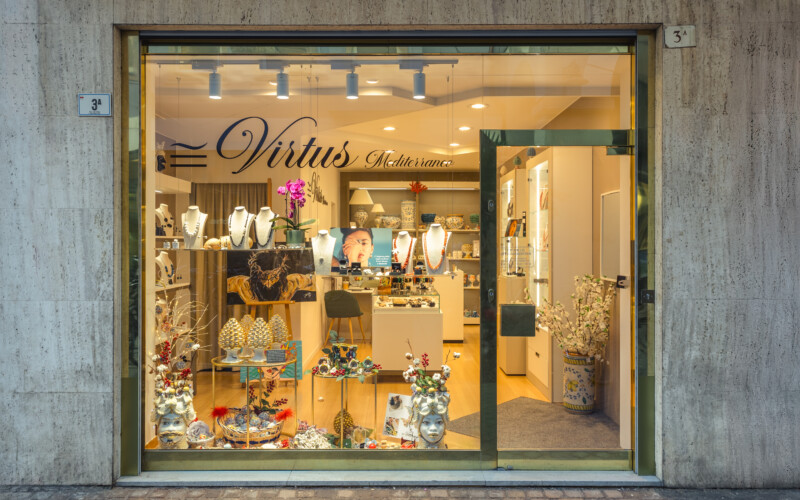 bolzano centro storico negozio gioielli espositori parete interno