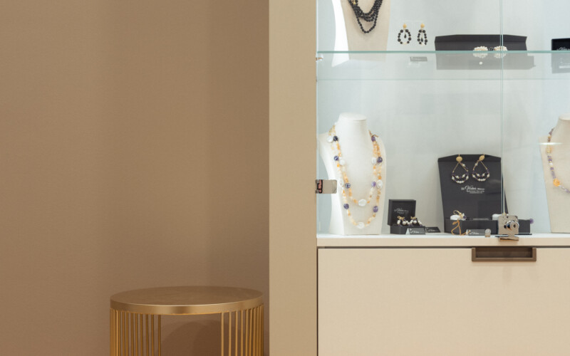 bolzano negozio oggettistica arredo interni esposizione ceramiche scaffali