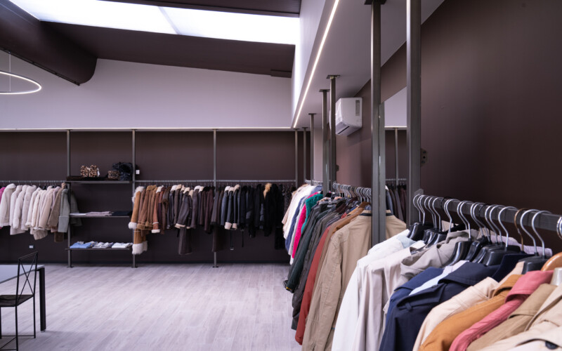 arredo negozio abbigliamento showroom pavimento soffitto su misura 10