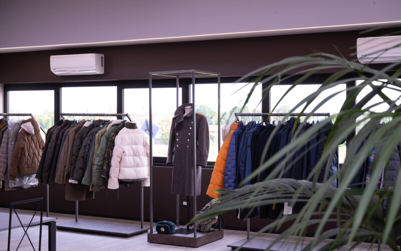 arredo negozio abbigliamento showroom pavimento soffitto su misura 11