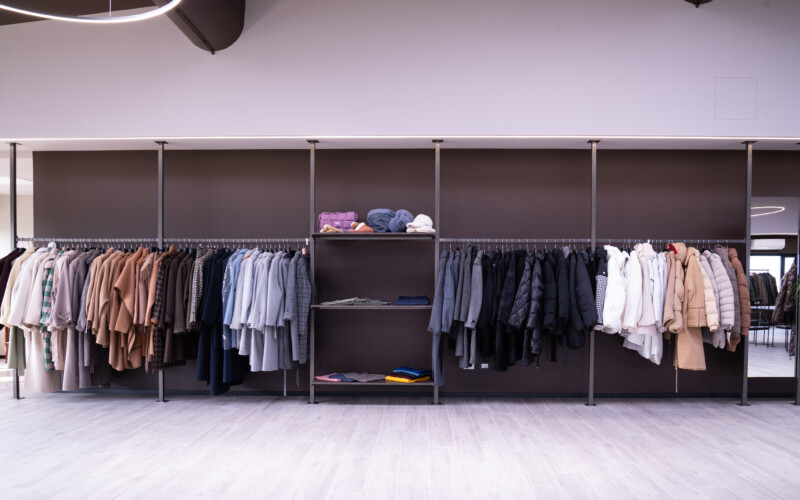 arredo negozio abbigliamento showroom pavimento soffitto su misura 12