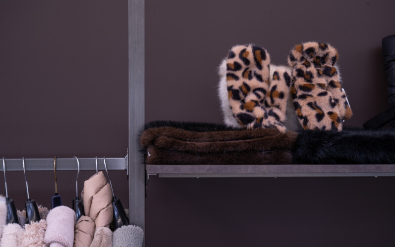 arredo negozio abbigliamento showroom pavimento soffitto su misura 15