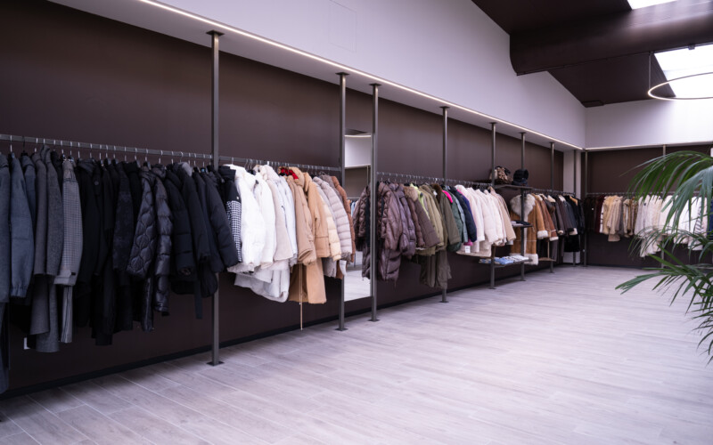 arredo negozio abbigliamento showroom pavimento soffitto su misura 2