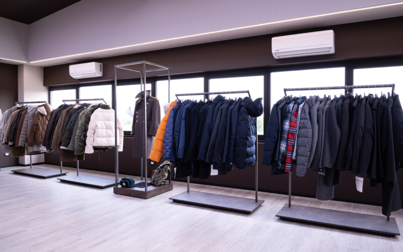arredo negozio abbigliamento showroom pavimento soffitto su misura 3