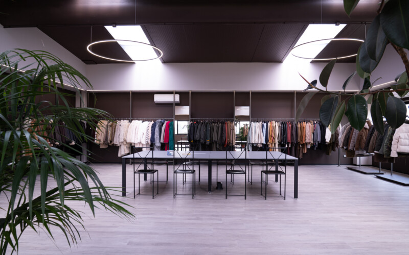 arredo negozio abbigliamento showroom pavimento soffitto su misura 4