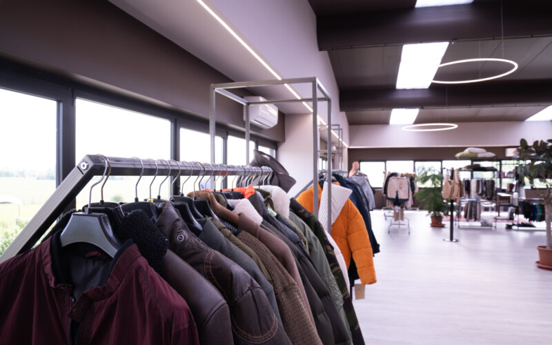 arredo negozio abbigliamento showroom pavimento soffitto su misura 5