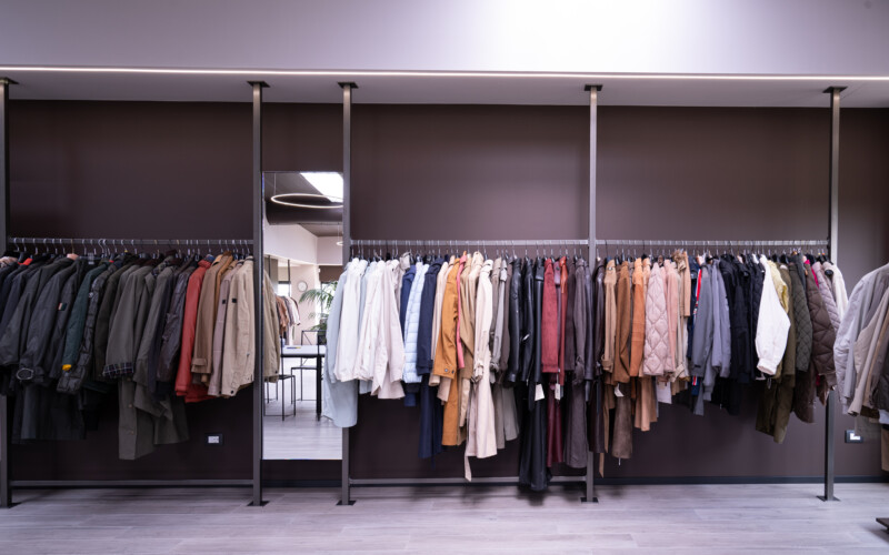 arredo negozio abbigliamento showroom pavimento soffitto su misura 7