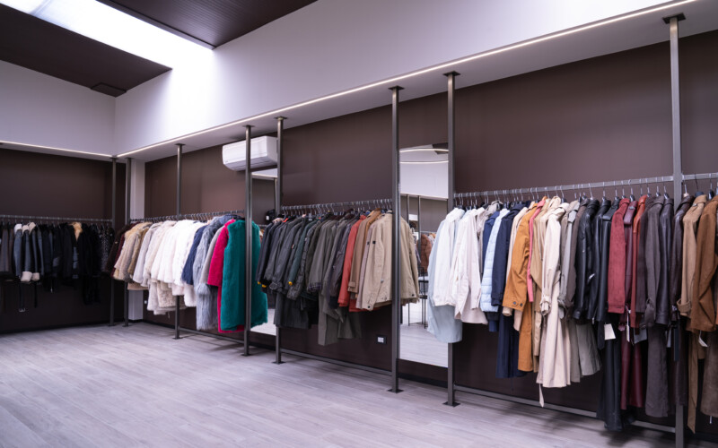 arredo negozio abbigliamento showroom pavimento soffitto su misura 9