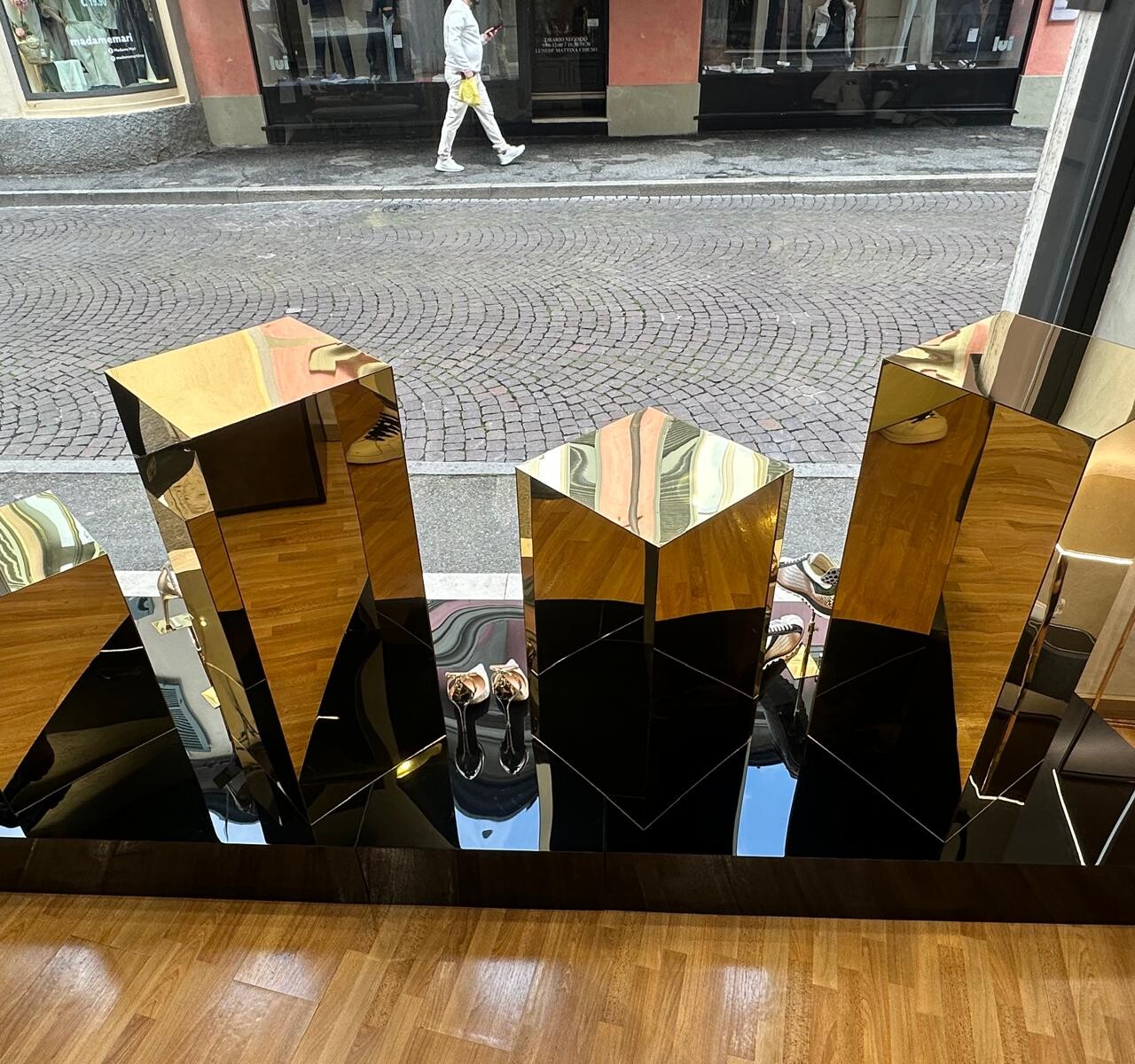 arredo usato bronzo con led ripiani luminosi mobiletti 04