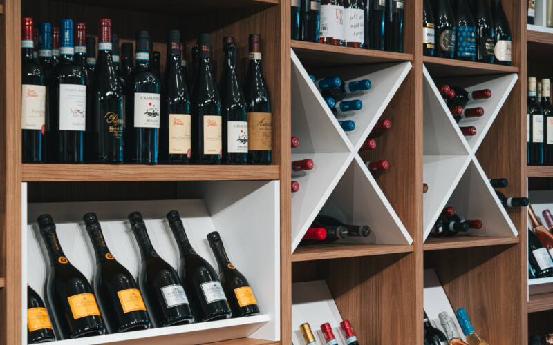 arredo arredamento vineria negozio vino prodotti tipici esposizione bottiglie 01