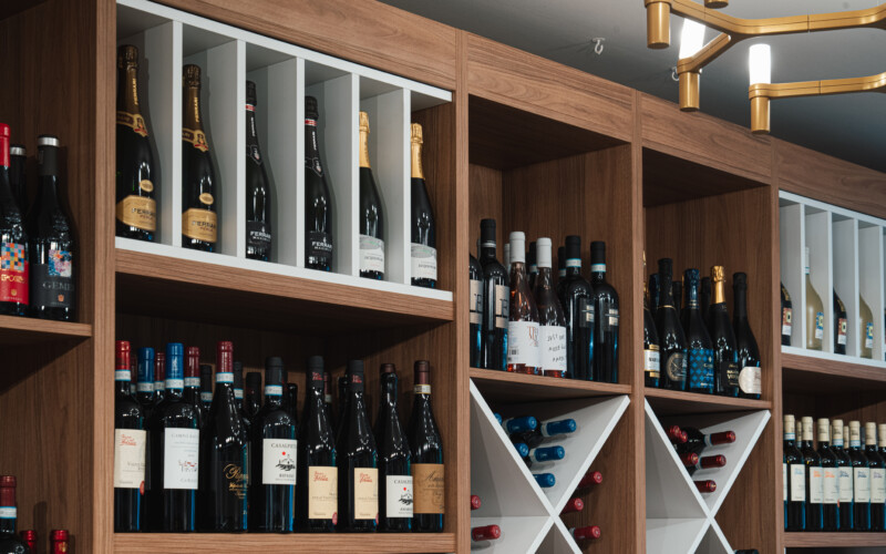 arredo arredamento vineria negozio vino prodotti tipici esposizione bottiglie 02