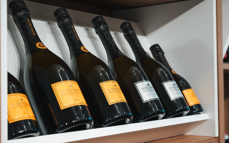 arredo arredamento vineria negozio vino prodotti tipici esposizione bottiglie 05