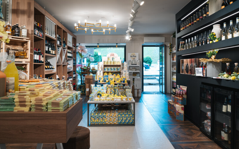 arredo arredamento vineria negozio vino prodotti tipici esposizione bottiglie 09