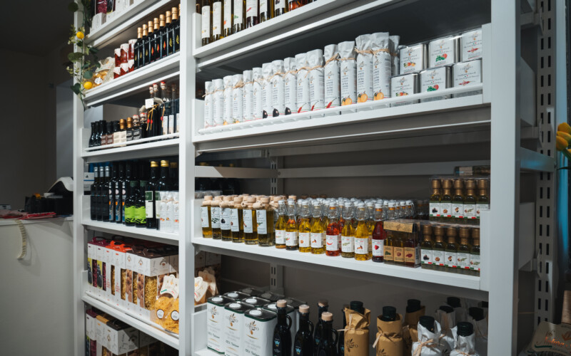arredo arredamento vineria negozio vino prodotti tipici esposizione bottiglie 14