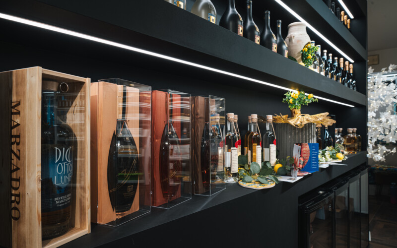 arredo arredamento vineria negozio vino prodotti tipici esposizione bottiglie 15