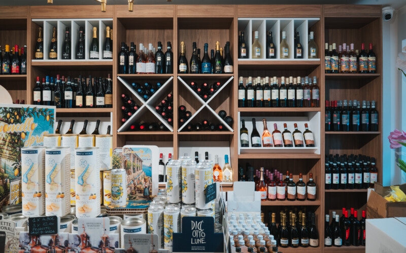 arredo arredamento vineria negozio vino prodotti tipici esposizione bottiglie 17