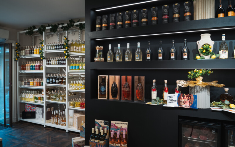 arredo arredamento vineria negozio vino prodotti tipici esposizione bottiglie 20