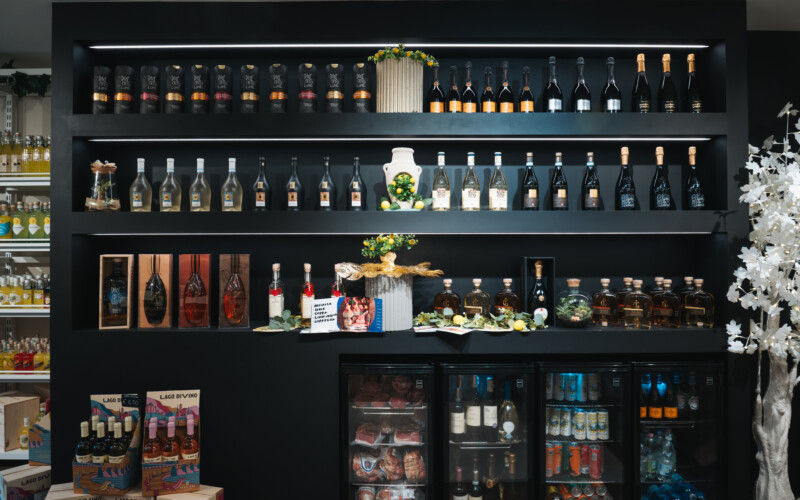 arredo arredamento vineria negozio vino prodotti tipici esposizione bottiglie 21