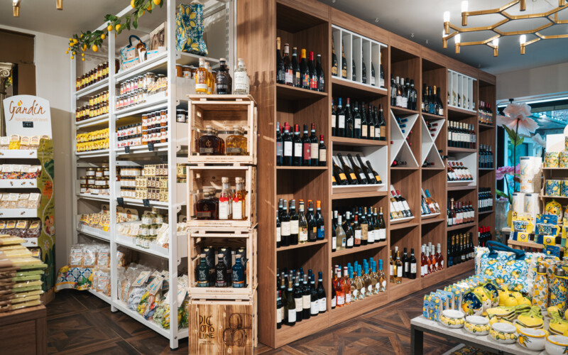arredo arredamento vineria negozio vino prodotti tipici esposizione bottiglie 23
